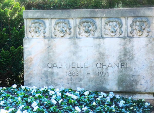 tombe de coco chanel et les 5 têtes de lion